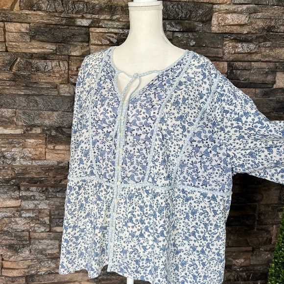 Old Navy Floral Blue and White Blouse - Picture 5 of 13
